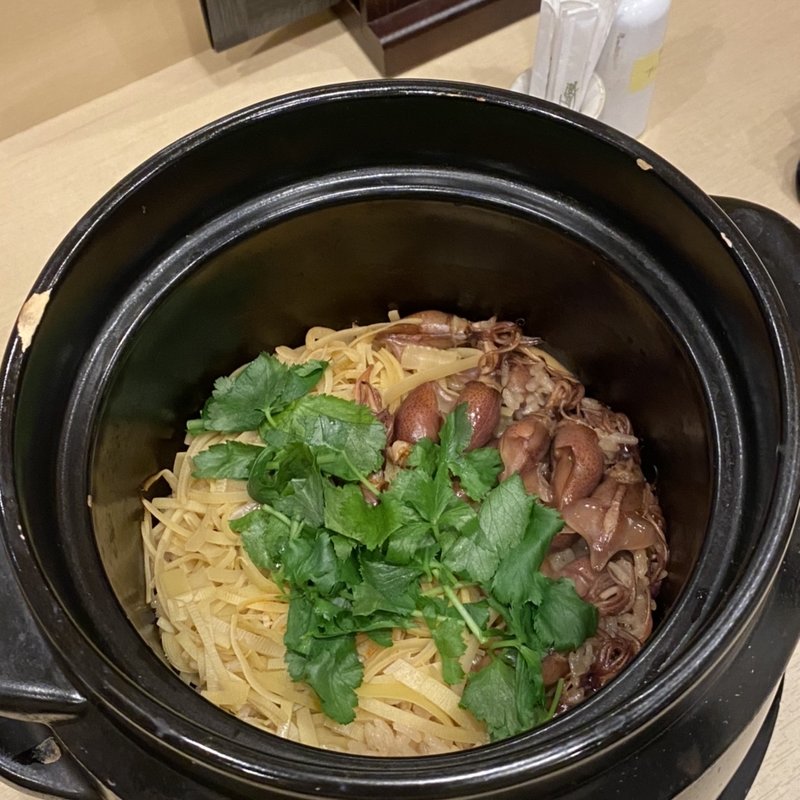 ホタルイカと筍の土鍋ごはん(割烹たけだ)