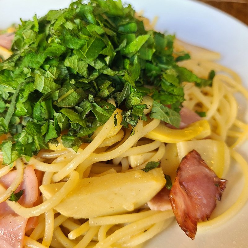 新筍とベーコンのスパゲティ大葉添え(ラ・タベルナ )