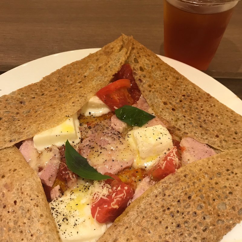 トマト、モッツァレラチーズとハム(クレープリーカフェ シュクレ Echika表参道)