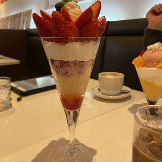 女峰＆とちおとめのパフェ(フォーシーズンズカフェ （FOUR SEASONS CAFE）)