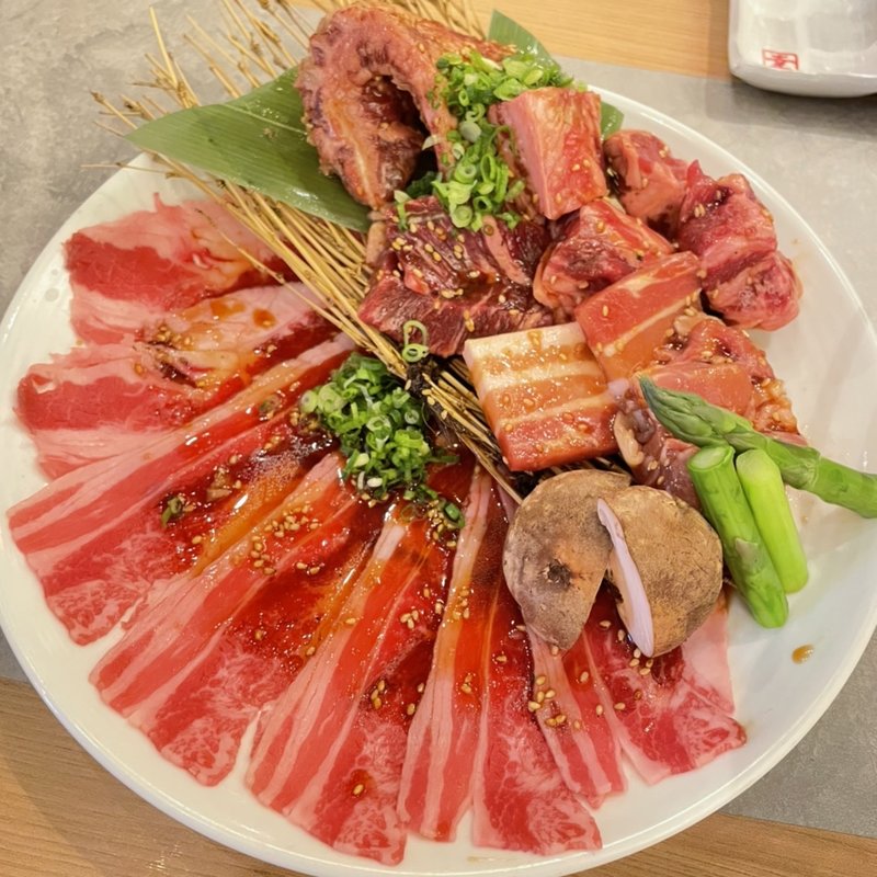 満腹いろいろ盛り(焼肉はっぴぃ)