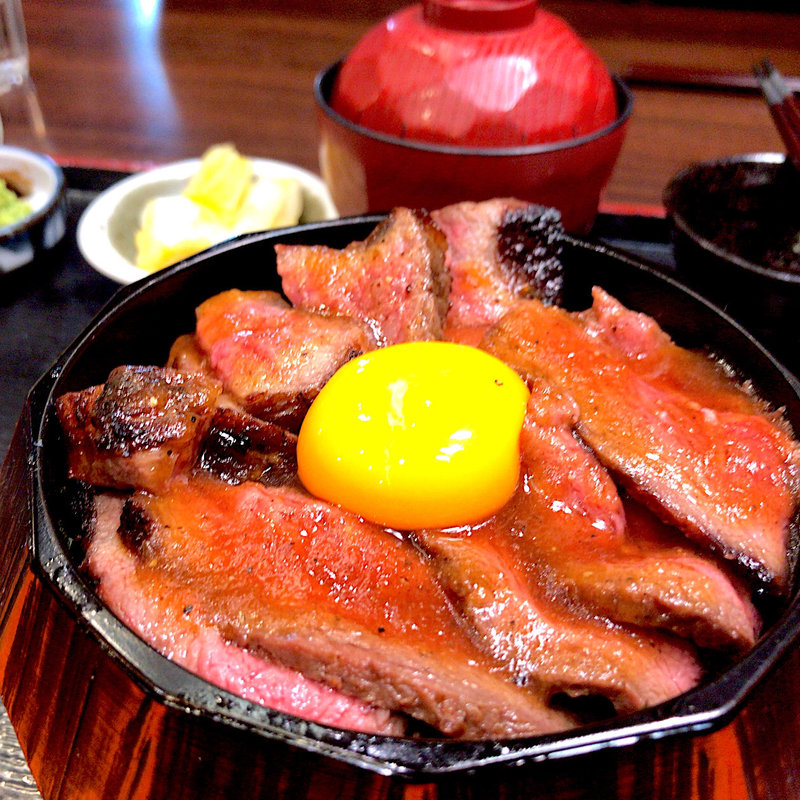 黒毛和牛ビフテキ丼(肉和食と蕎麦 ほねぎし)
