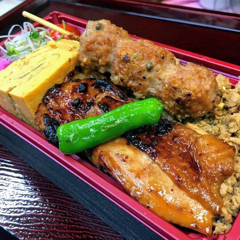 地鶏づくし丼（サラダ・クリアスープ・漬物つき）(鶏よし(とりよし))