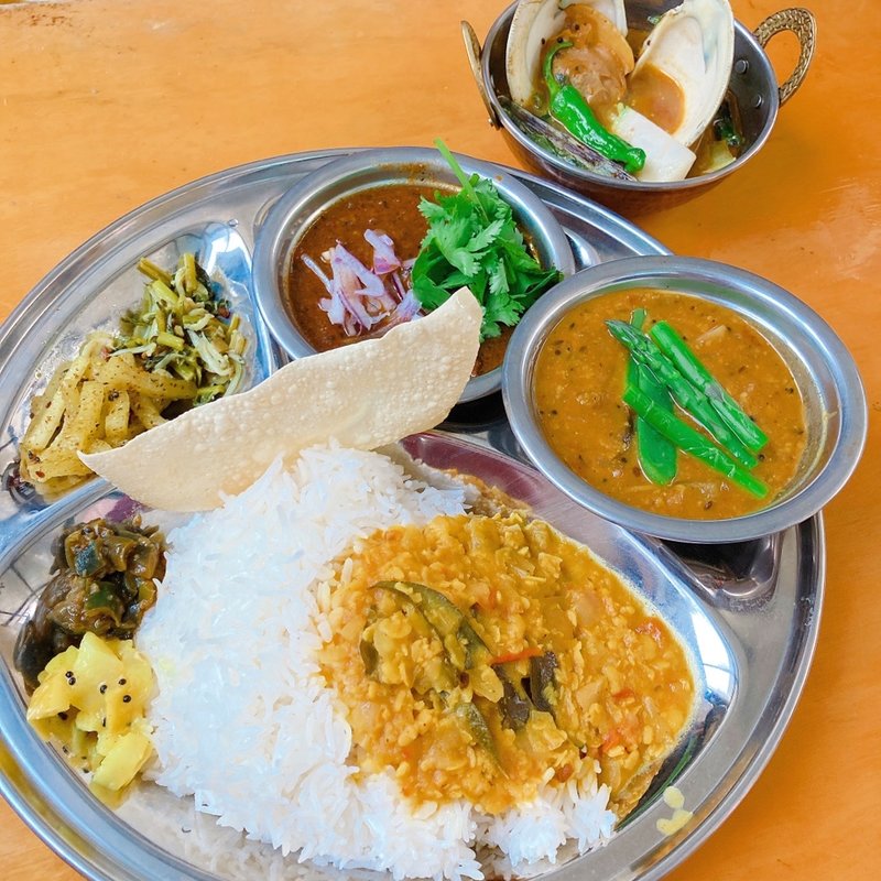 TODAY's CURRY PLATE（ポークヴィンダルー・アサリと青野菜のカレー・ベジタブルサンバル）(BLOCK HOUSE 水曜カレー)