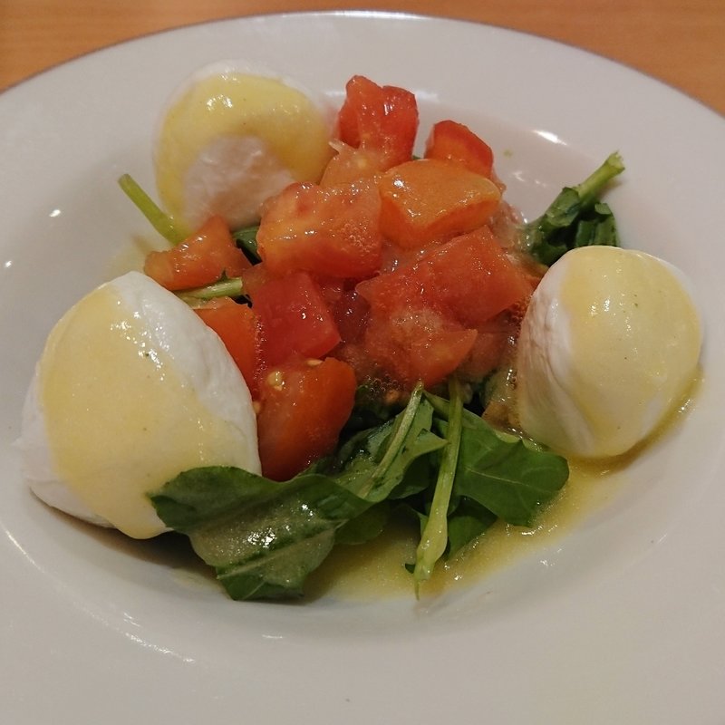 フレッシュチーズとトマトのサラダ(サイゼリヤ センター北駅前店)