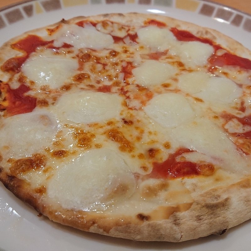 バッファローモッツァレラのピザ(サイゼリヤ センター北駅前店)