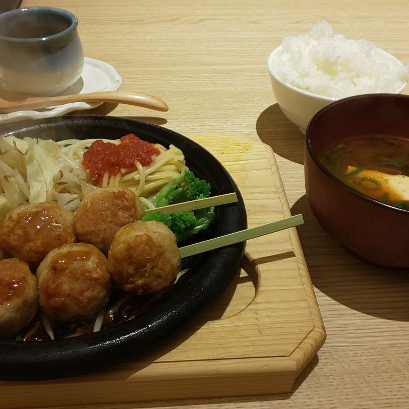 鶏つくね焼き+A定食(ぎんごんちゃん。食堂)