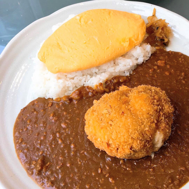 ドライカレー　オムレツのせ＋メンチカツ(ルー・ドメール)