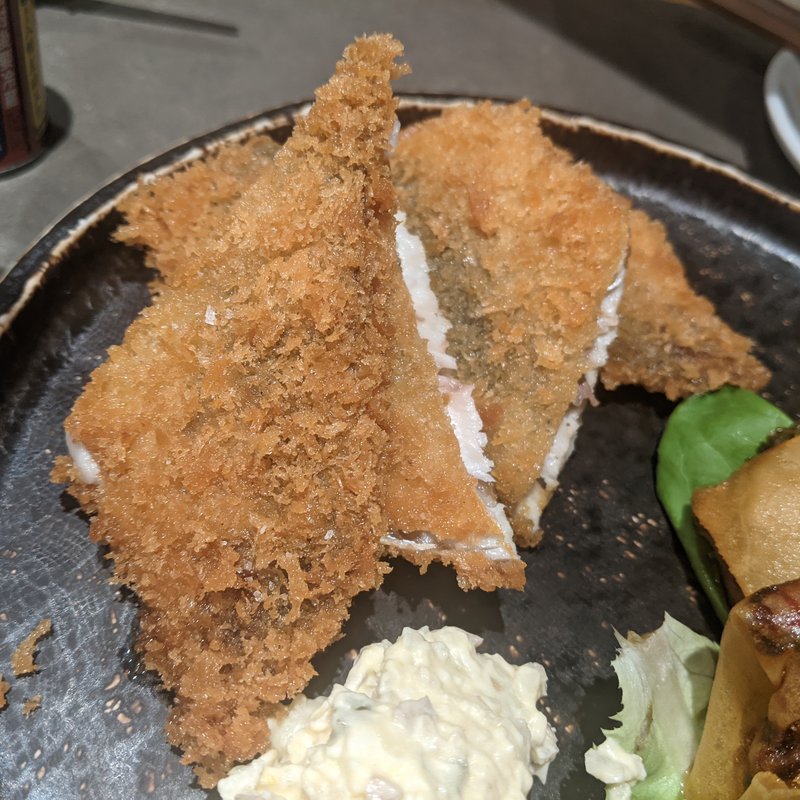 アジフライ丸々1尾　自家製タルタル(モツ酒場 kogane （こがね）)