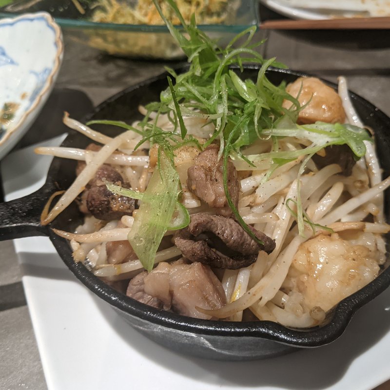 ミックスホルモンと野菜の鉄板焼き(モツ酒場 kogane （こがね）)