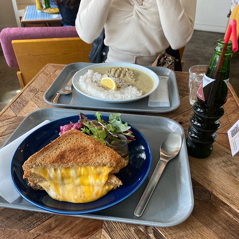 (almond hostel & cafe)