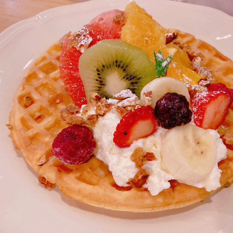 フルーツとストロベリージェラートのワッフル(アフタヌーンティー・ティールーム メトロエム後楽園)