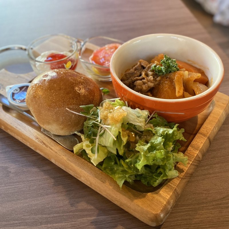 日替わりプレートランチ(牛肉とじゃがいものトマト煮込み)(カラスベース)