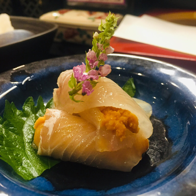 北海道産紫雲丹の平目巻き(天麩羅からり)