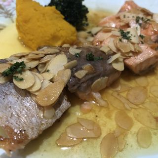 鮭のアーモンドレモンバターソース(欧風家庭料理 VON)