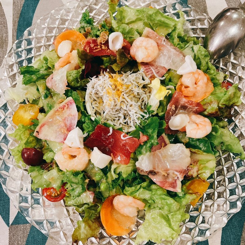 しらすと鮮魚、小海老の魚介サラダ　季節のフルーツを添えて(アマルフィイ デラセーラ)