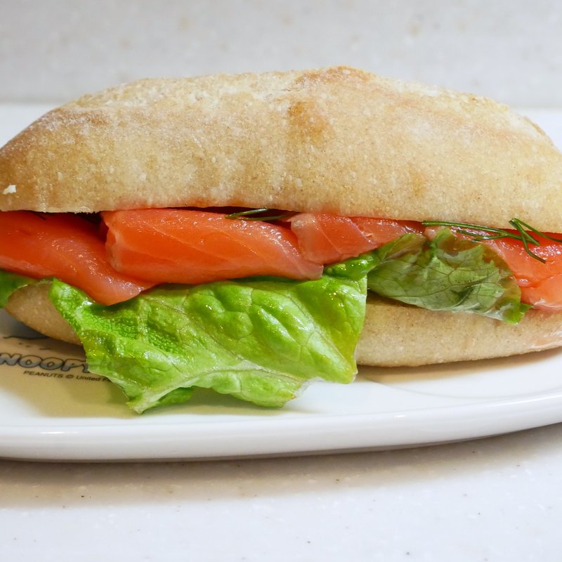 スモークサーモンのサンドイッチ(ポワンエリーニュ)