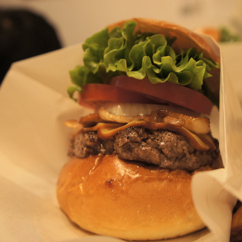 自家製スモークチーズ&自家製スモーク白ベーコンバーガー(ナイスタウンバーガー （NICE TOWN BURGER）)