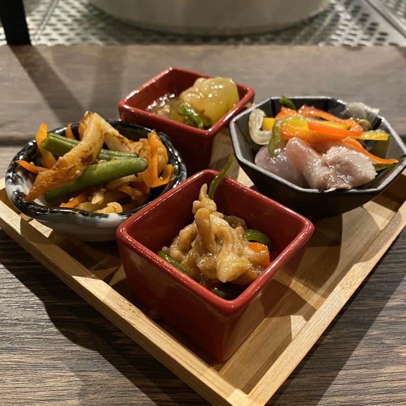 お通し(冬瓜のあんかけそぼろ、チンジャオロース、つばすとカツオのマリネ、ちくわきんぴら)(キッチン アバウト 3号店)