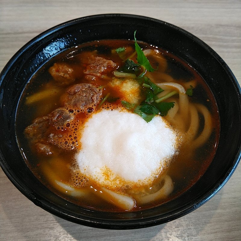 とろろと牛すじ煮込みの旨辛うどん(かっぱ寿司 一関店)