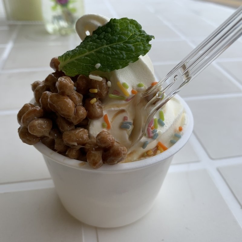 水戸納豆ソフトクリーム(東海パーキングエリア（下り線） レストラン･スナックコーナー )