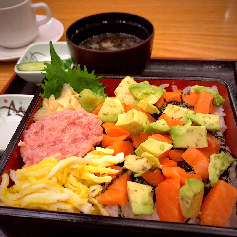 サーモンとアボカドのちらし重(和食れすとらん天狗 馬事公苑店)