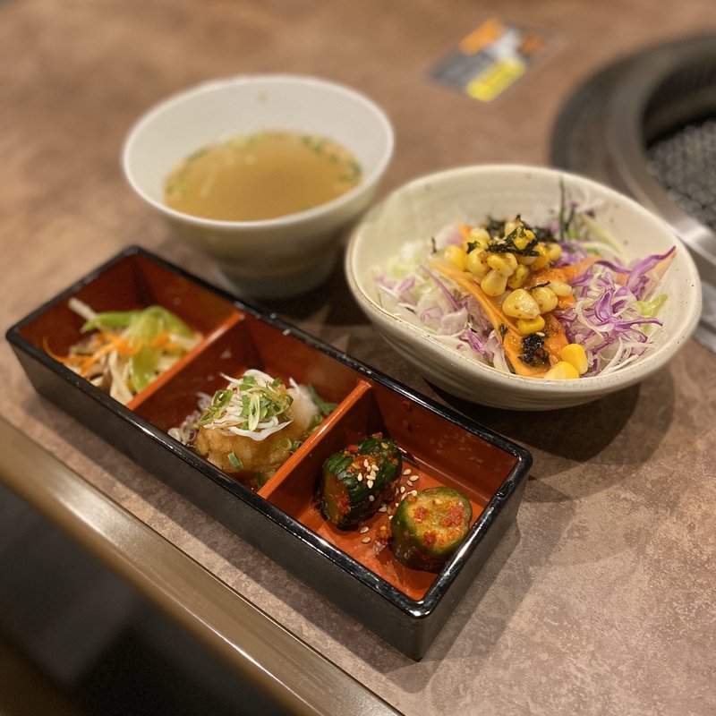 サラダ、おばんざい3種、牛骨スープ(個室焼肉 鉢屋 竹の山店)