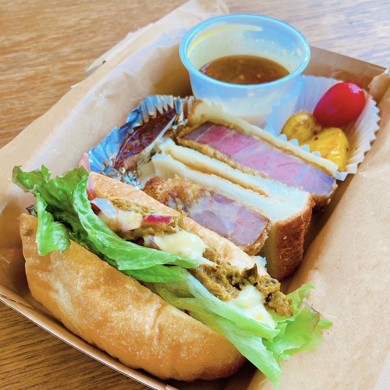 奈良漬鯖キーマサンド&ポークビンダルーカツサンド(CHANCE THE CURRY × Japanese SpiceCurry wacca)