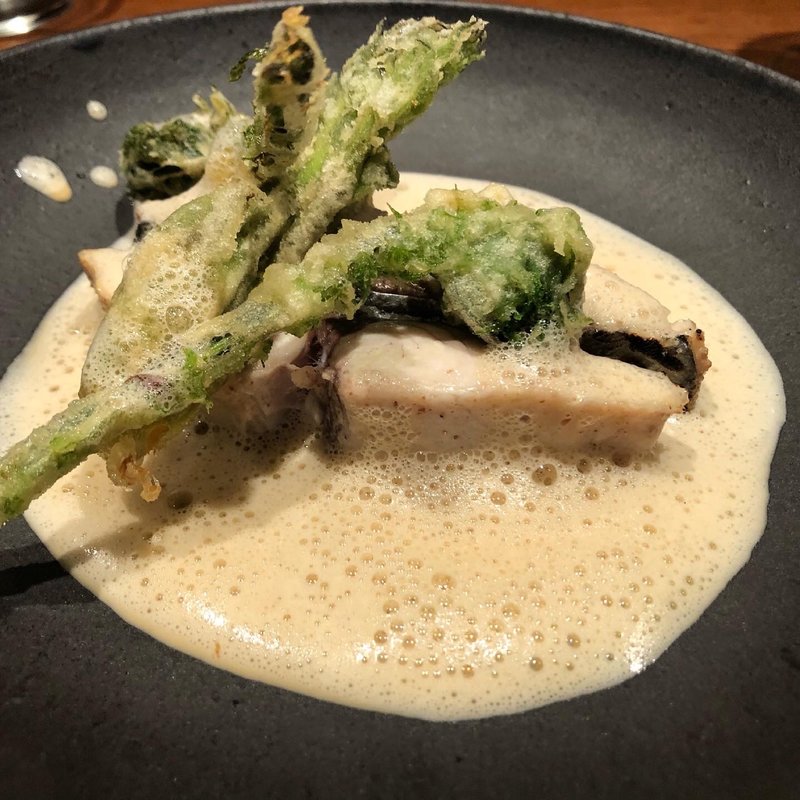 鰆　オマール海老のソース　山菜のフリット(umbilical)