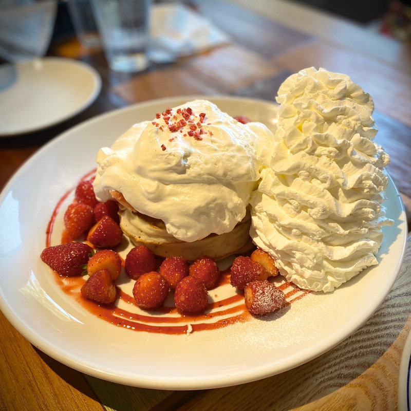 ウラウラ ストロベリーパンケーキ(コナズ珈琲 小平)