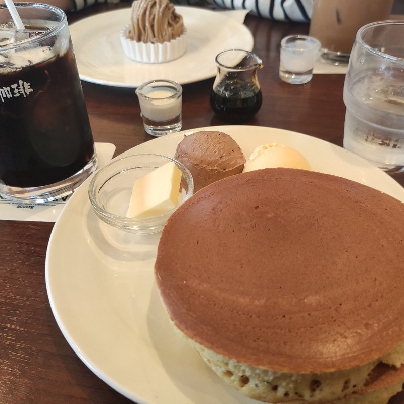 バニラアイスホットケーキ(2枚) & 国産備長炭 炭火珈琲(ICE)(珈琲館 長浜店 )