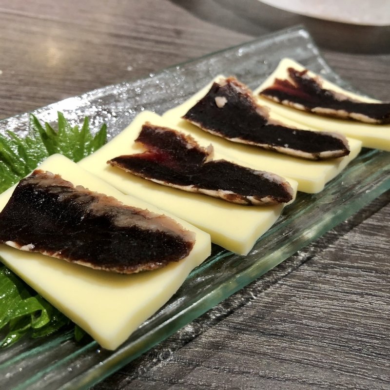 クジラの燻製とチーズ(和創居酒屋 辰家 （わそういざかや たつや）)