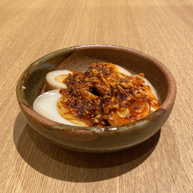 煮玉子の食べるラー油がけ(四代目一八 久屋御殿)