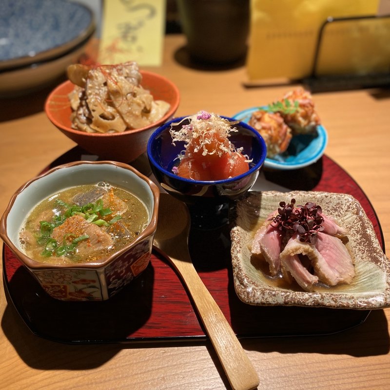 酒のあて5種盛り(塩もつ煮込み、ラム肉とレンコンとゴボウのキンピラ、ミニトマトの土佐酢漬け、里芋と柿ピーの揚げ物、鴨肉)(三軒茶屋)