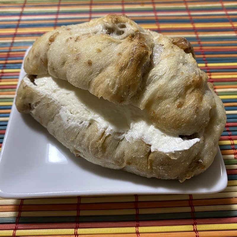 十勝産小麦のくるみパン 練乳クリーム(THE MILL)