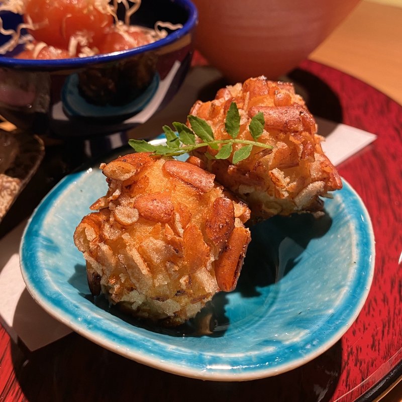 里芋と柿ピーの揚げ物(三軒茶屋)