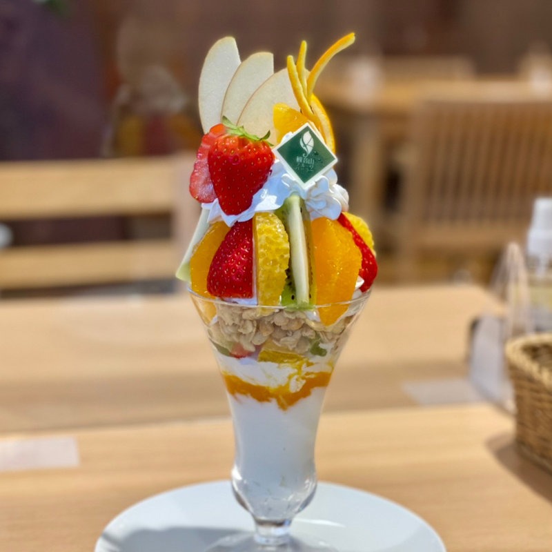 和歌山県産旬フルーツの農園パフェ(観音山フルーツパーラー南紀田辺店)