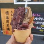 ほうじ茶ソフトクリーム あんこのせ(恒春園茶舗)