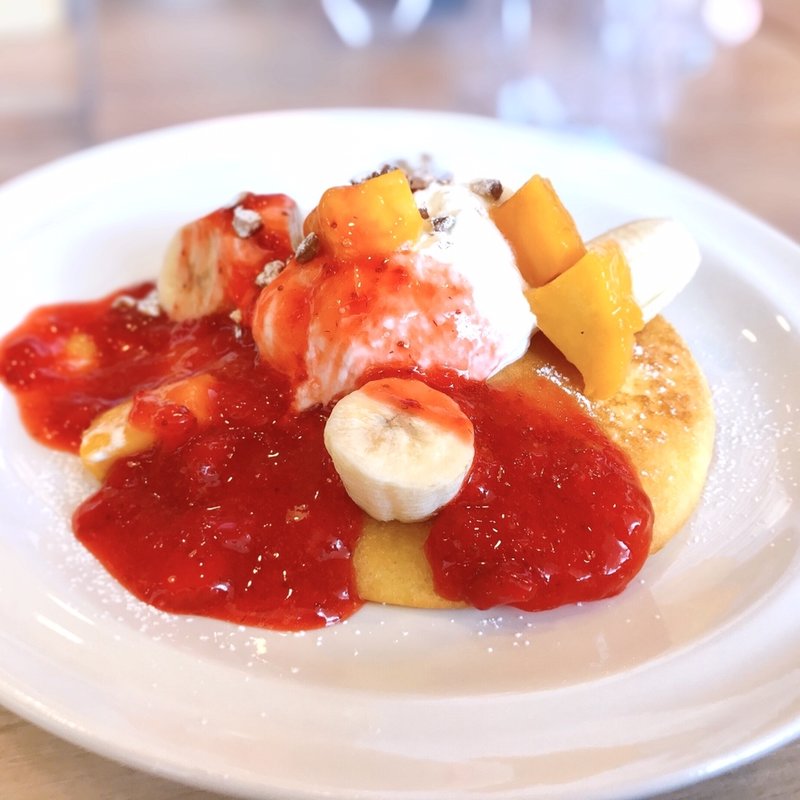 マンゴーとマスカルポーネクリームのパンケーキ　いたごソース(ガスト 大森山王店)