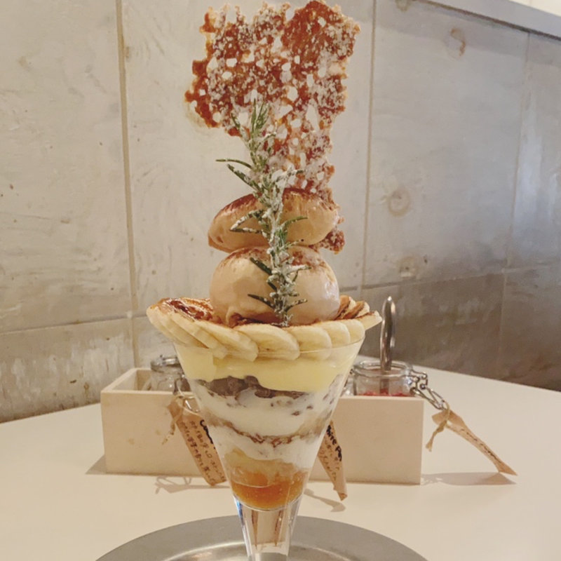 バナナと塩キャラメルのパフェ(CAFE KATSUO カフェカツオ 町田)