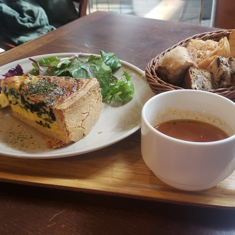 ほうれん草とベーコンのキッシュ(パン食べ放題付)(メゾン・イチ 代官山)