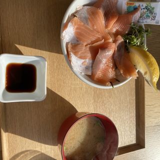 サーモン丼(津田宇水産 )