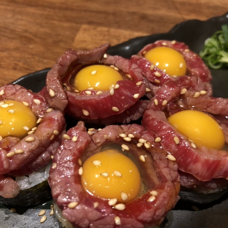 キンパ極上ユッケ乗せ(YAKINIKUEN 忍鬨)