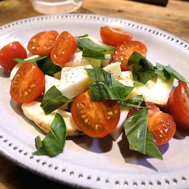 燻製モッツァレラのカプレーゼ(やきとんひなた 上板橋店)