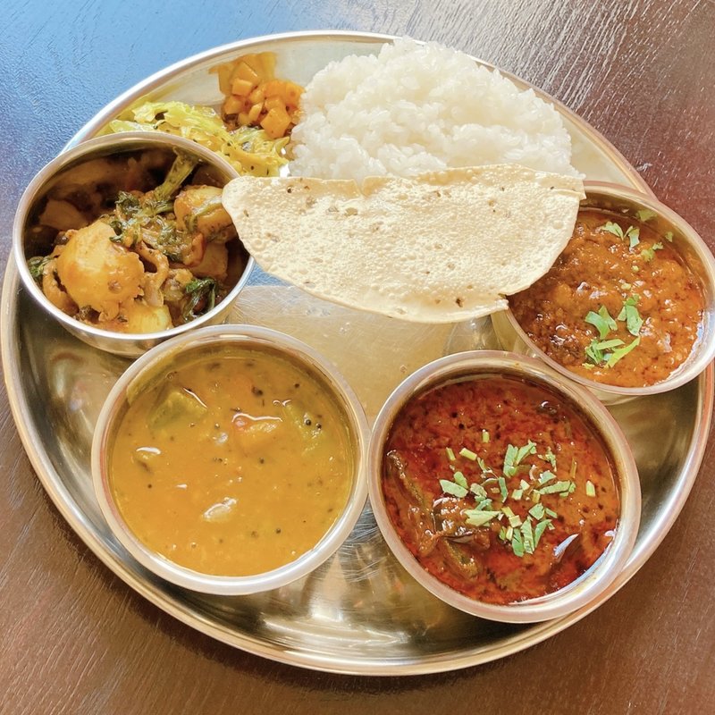 本日のプレート（ポークキーマ、鯖のミーンコランブ、サンバル、新ジャガ・春菊・しめじのドライカレー）(INDIGO AND BOOKS)