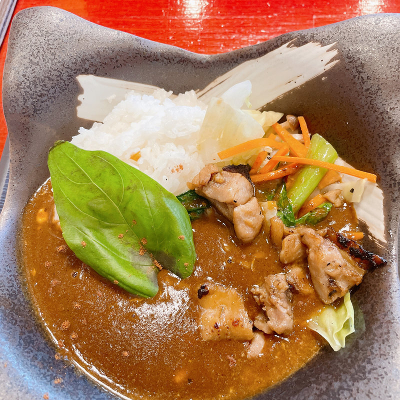 チキンカレーとサラダのセット(サーモンとエビ 鮮魚旬菜　のらばる　池田店)