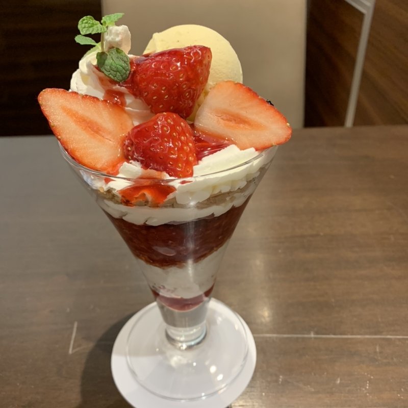 イチゴパフェ(ヨックモック 東京駅一番街店)