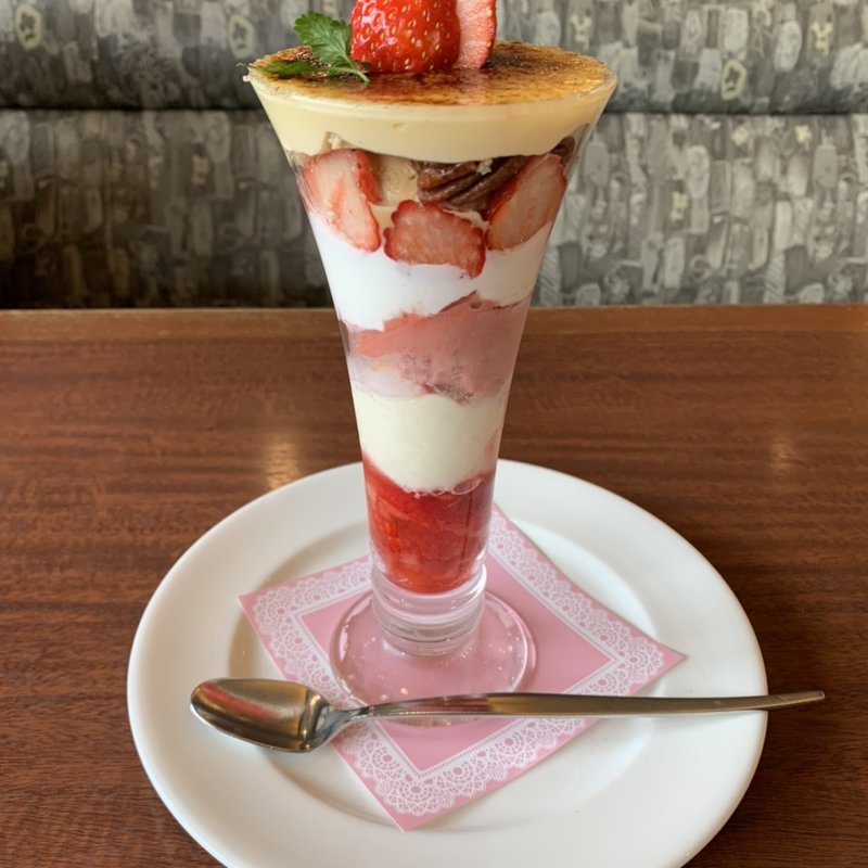 ストロベリーパフェ(ロイヤルホスト幸町店)