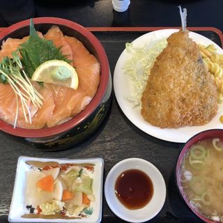 サーモン丼（アジフライ1枚付）(まるわ食堂)
