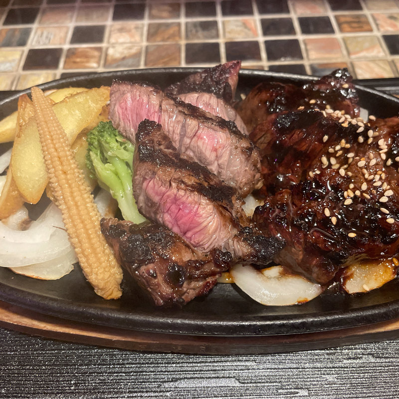 炭焼き肉盛りプレート(LOVE&29 （ラブアンドビーフ）)